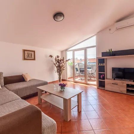 Kristalis By Interhome * מדולין